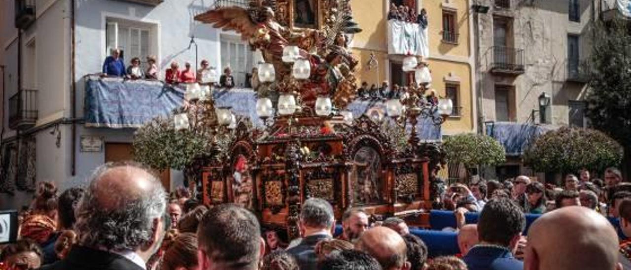 Cientos de contestanos arropando la imagen de la Mare de Déu del Miracle el pasado abril.