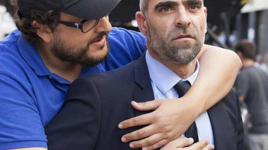 Dani de la Torre y Luis Tosar, durante el rodaje de &#039;El desconocido&#039;.