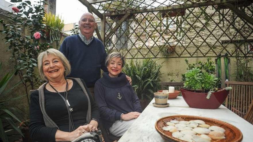 Antonio Álvarez Dudo, en el centro, junto a su esposa y su hija, en una imagen de archivo. // Iñaki Abella