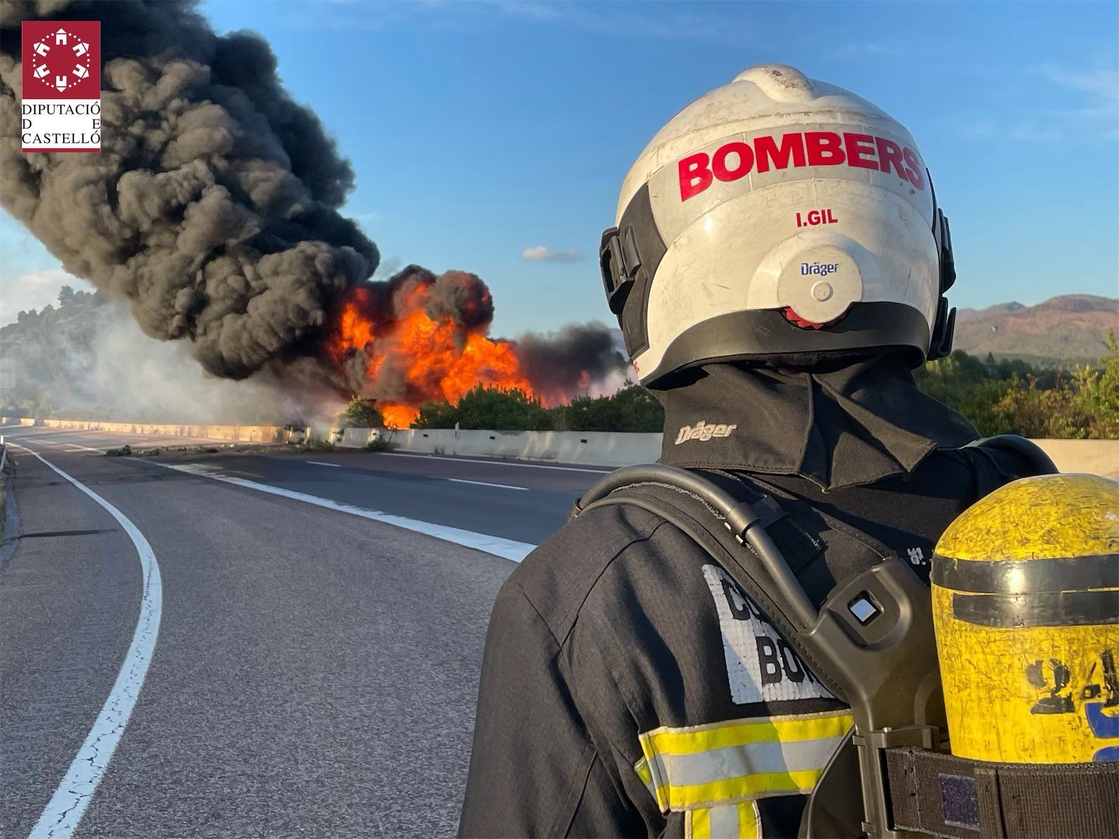 Un camión cargado de gasoil se incendia tras un accidente en Castellón