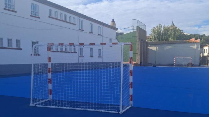 El Ayuntamiento de Fuendejalón ha llevado a cabo la renovación integral del pavimento de la pista deportiva del colegio. | SERVICIO ESPECIAL