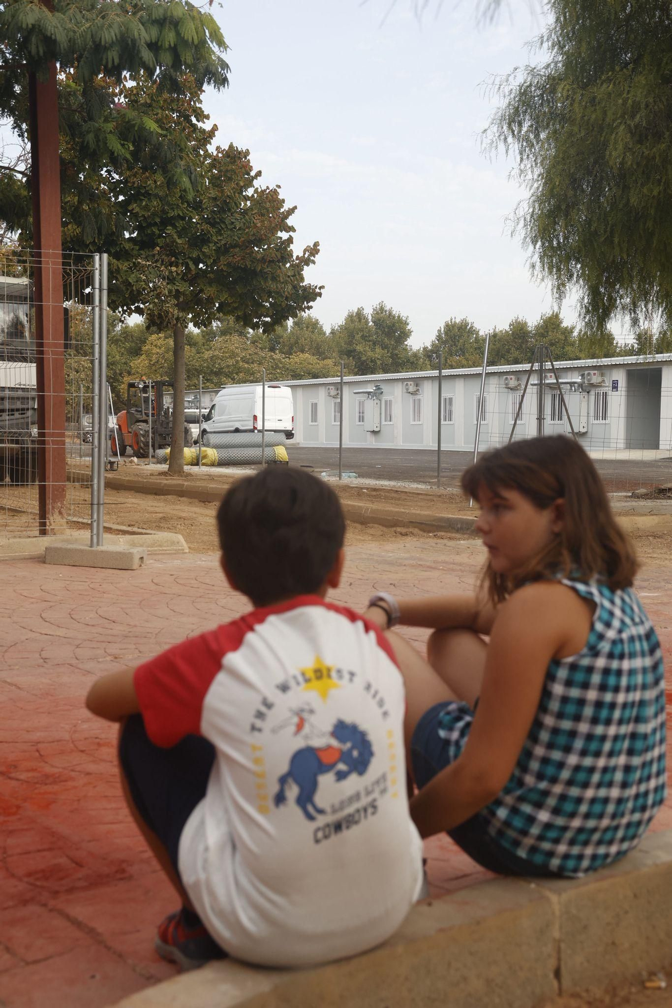 Vuelta al colegio en Massanassa con protestas de las AMPA y operarios aún trabajando