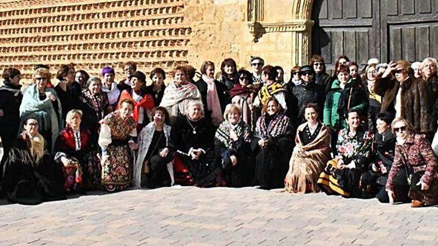 Las 60 águedas de Villamayor de Campos, ayer, posando juntas.