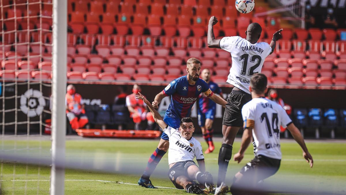 Imagen del duelo entre Valencia y Huesca de la primera vuelta