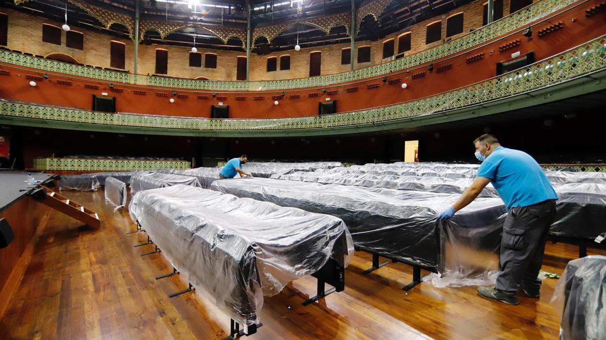 Técnicos trabajando en la puesta a punto del Teatro Circo en tiempos de covid-19.