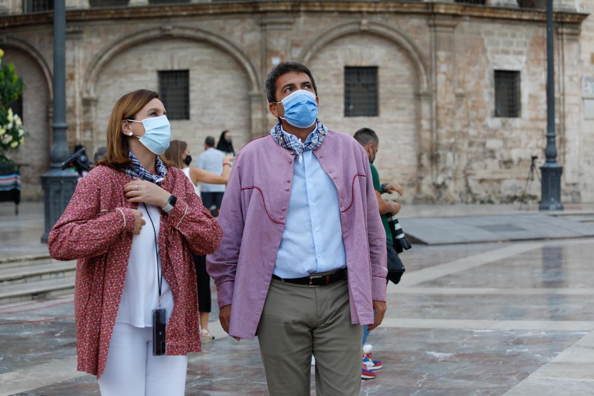 Comisiones que han desfilado por las calles Mar y Avellanas entre las 19.00 y las 20.00 horas Comisiones que han desfilado por las calles Mar y Avellanas entre las 19.00 y las 20.00 horas