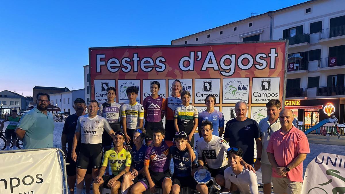 Los ganadores de las distintas categorías posan en Campos.