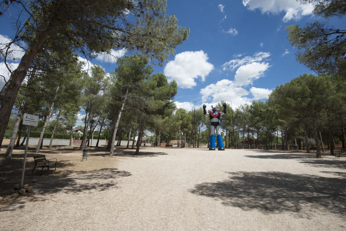 Estatua de Mazinger Z en una plaza de la urbanización Mas del Plata, en Cabra del Camp (Tarragona).