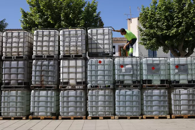 Aktionskünstler Santiago Sierra zerteilt den Hauptplatz von Artà mit einer Wand aus Wassertanks