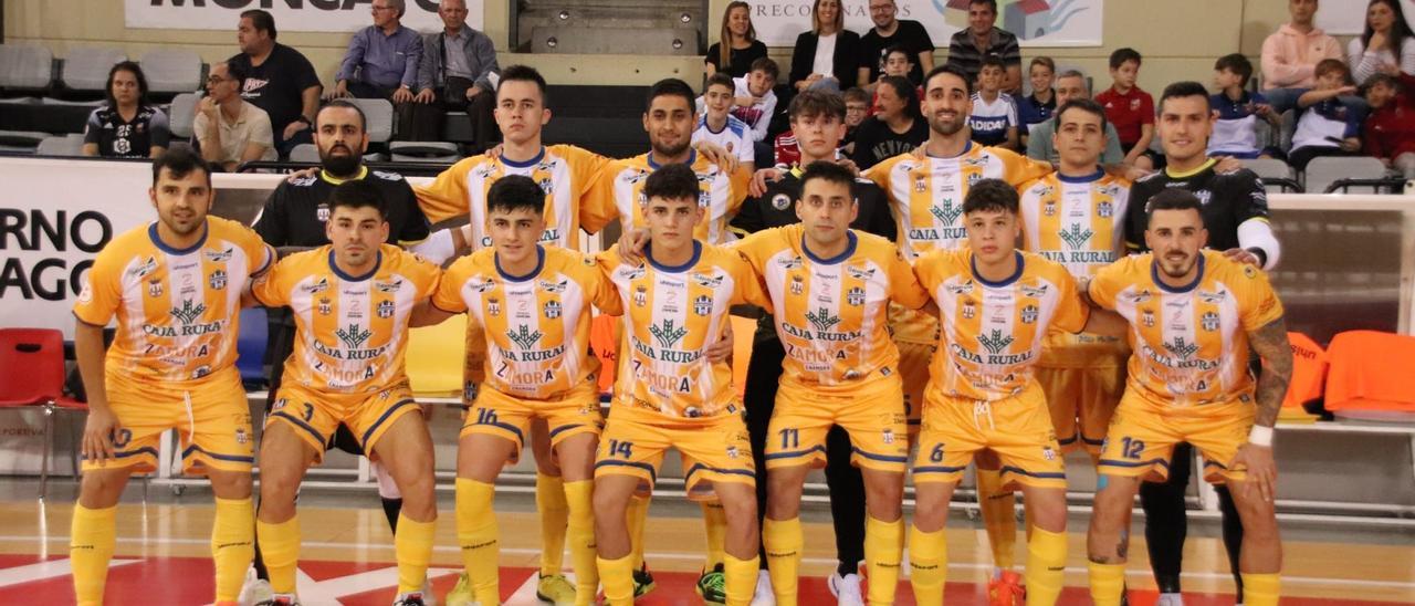 Formación del Caja Rural Atlético Benavente en Zaragoza.