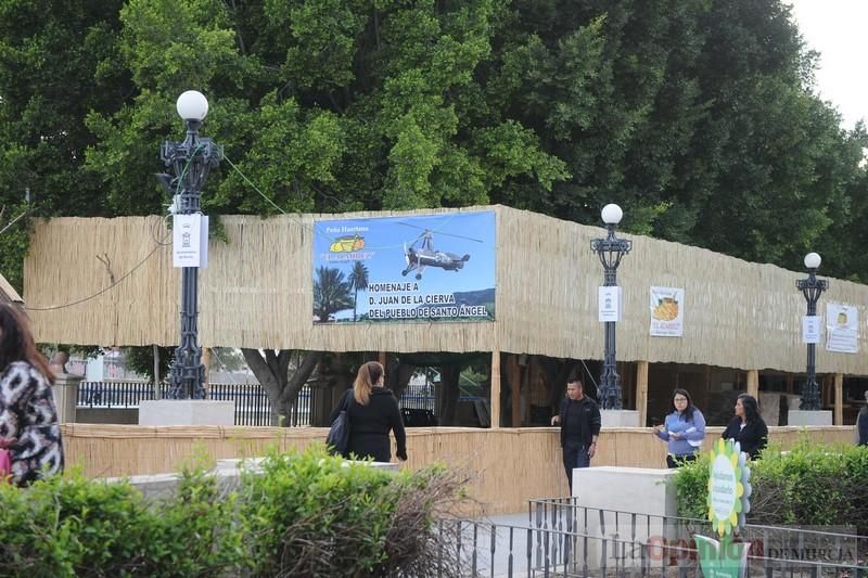 Reparto de monas en la Plaza de San Agustín de Murcia