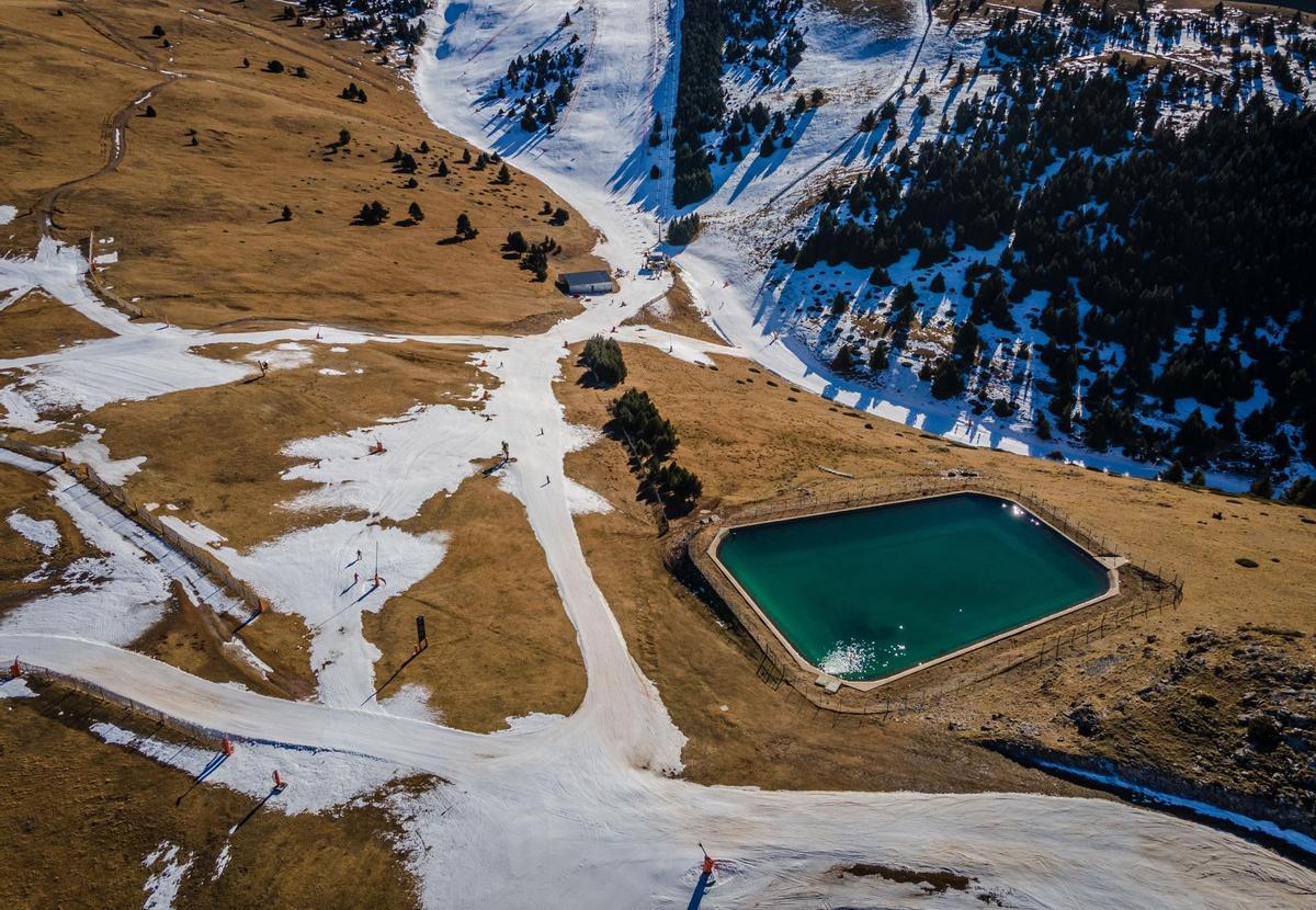 El aumento de las temperaturas significa que la gran mayoría de las estaciones de esquí del mundo ya dependen de la nieve artificial para aumentar la capa de nieve y prolongar la temporada, pero una racha récord de clima templado a fines de diciembre significa que incluso la nieve artificial ya no es posible en algunas áreas como en La Molina