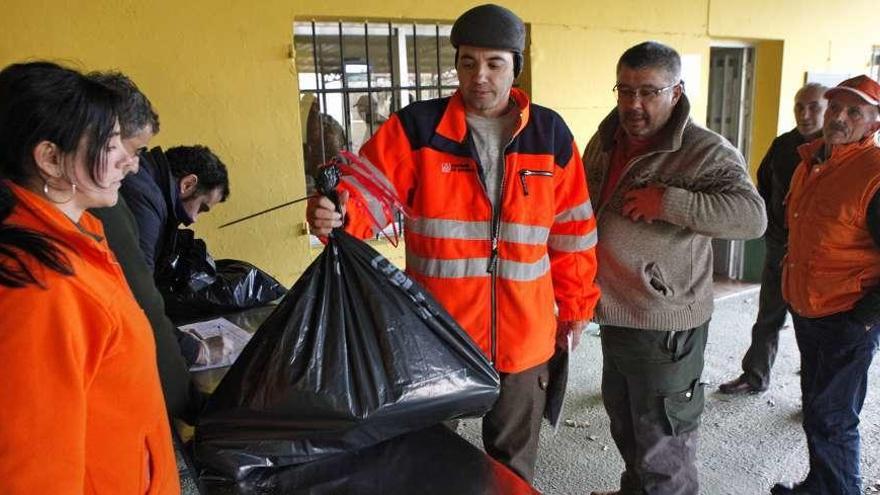 Una de las cuadrillas entrega a los jueces las piezas cazadas durante la mañana en los montes de Lalín. // Bernabé/Luismy