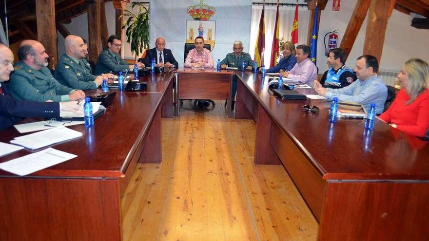 Encuentro de la Junta de Seguridad en la Sala de Comisiones del Ayuntamiento de la Plaza del Grano.