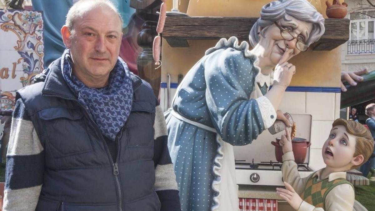 Manuel Algarra, con uno de sus ninots indultados