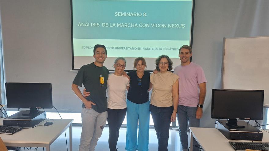 Algunos de los autores de un andador pediátrico que facilita la marcha y recaba datos clínicos fuera del entorno hospitalario.