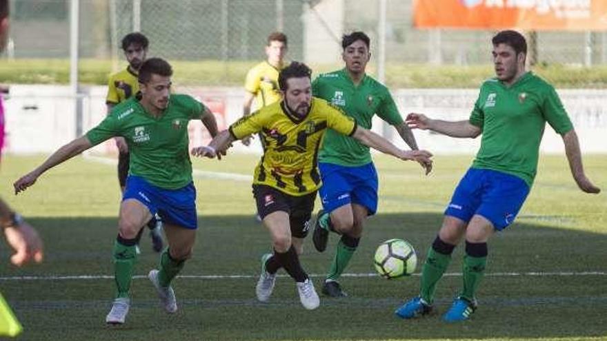 Fran controla un balón, ayer, rodeado de contrarios. // Bernabé/Ana Agra