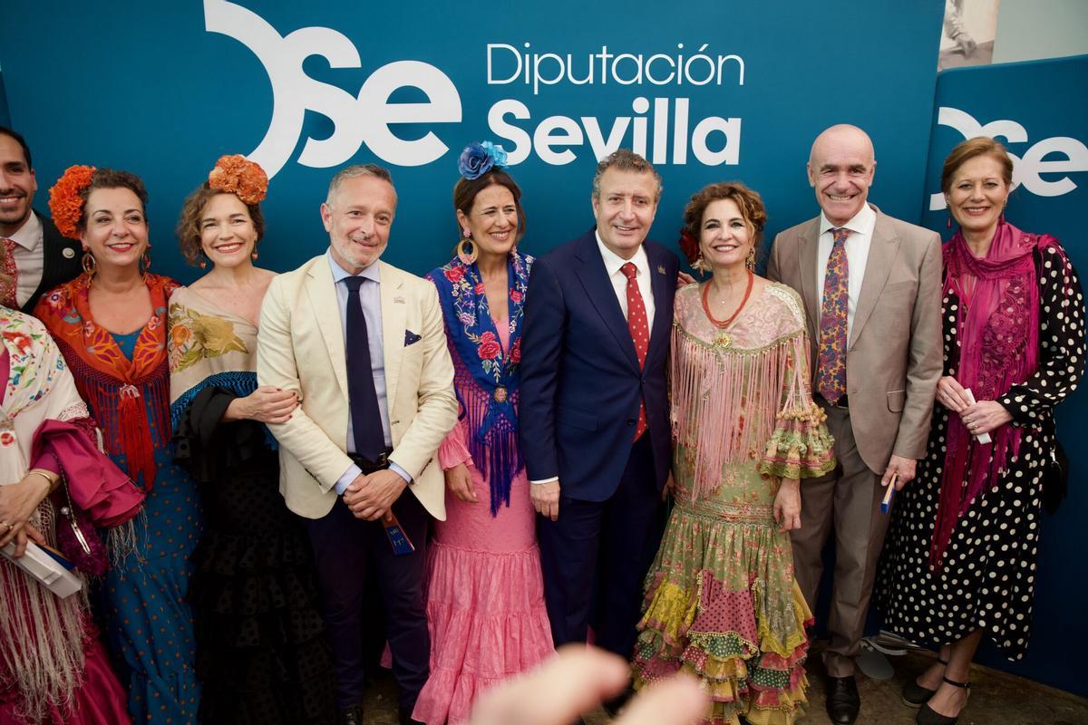 La secretaria general del PSOE-A, y candidata a la Junta de Andalucía, María Jesús Montero, y el presidente de la Diputación de Sevilla, Javier Fernández, en la recepción de la Diputación en la Feria de Abril.