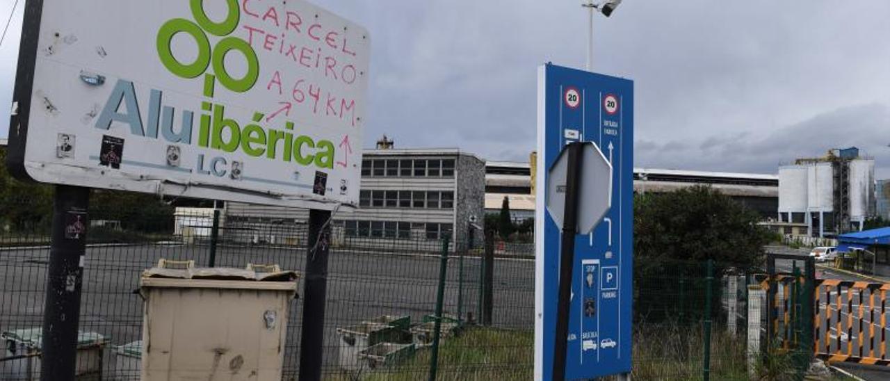 Entrada a la planta de Alu Ibérica en A Grela. |   // VÍCTOR ECHAVE