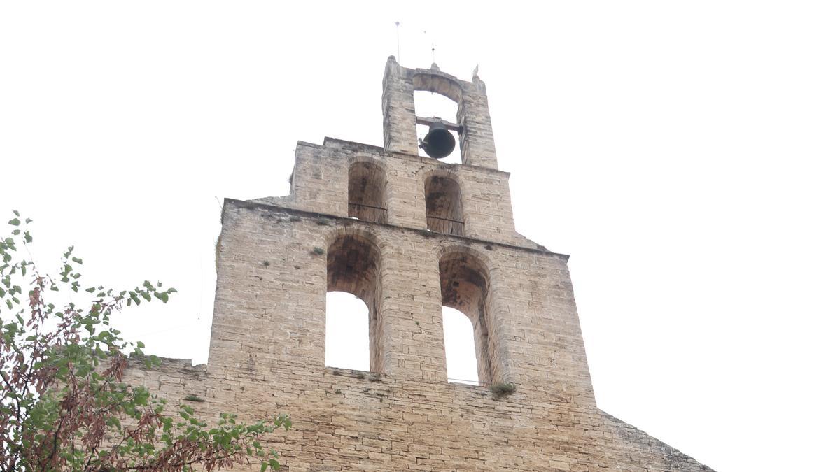 Una de les portes de l&#039;esglèsia de Santa Maria dels Turers  de Banyoles i el campanar de fons