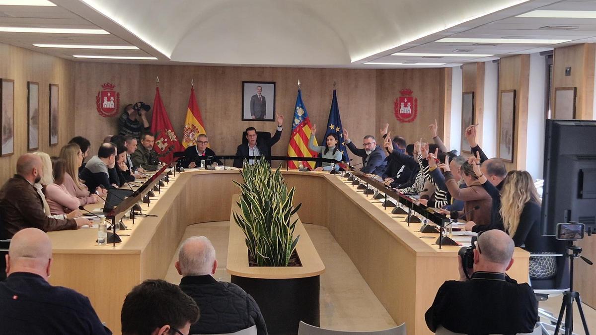 Un momento del pleno, votando el equipo de gobierno de Elda (PSOE-Elda Para Todas).