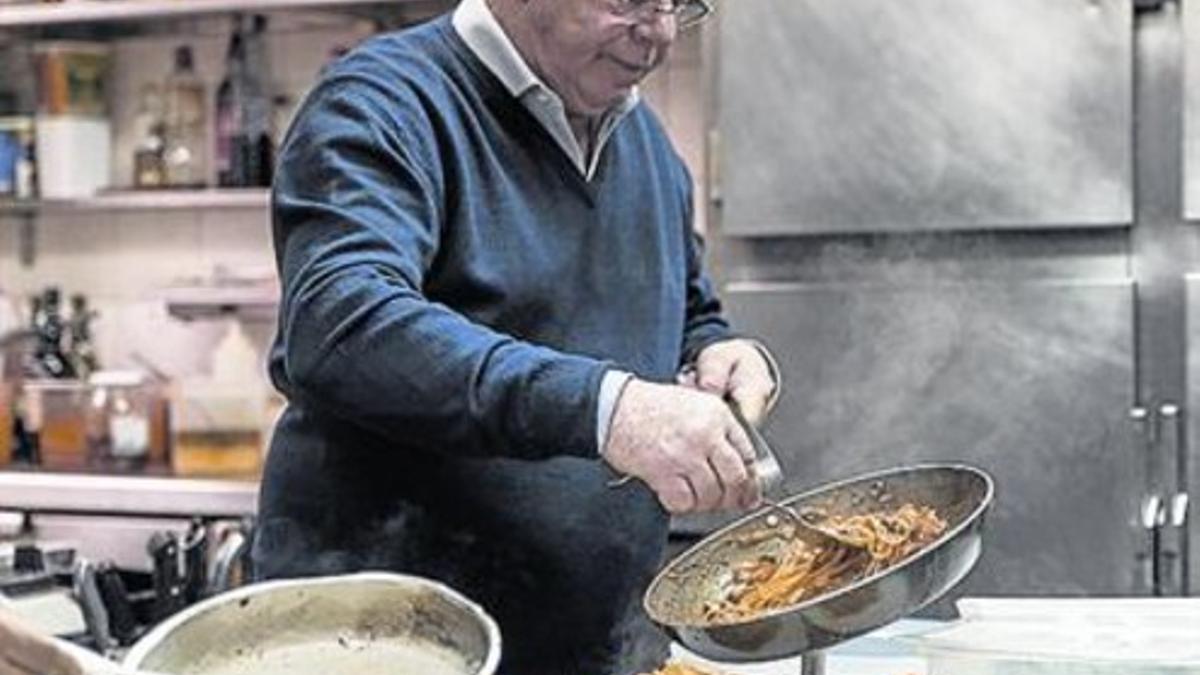 Giuliano Lombardo prepara pasta en la cocina del Tramonti 1980.