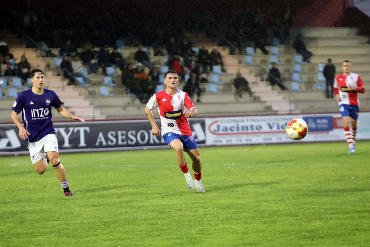 Luis Castro durante el partido disputado ayer en A Lomba.