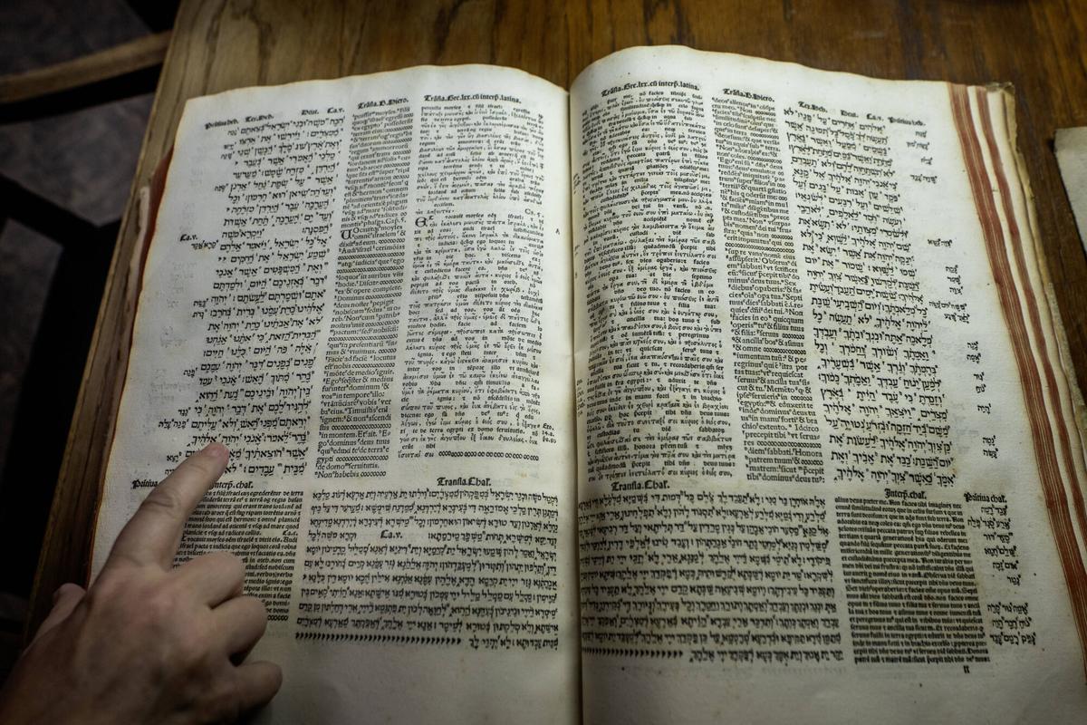 Una doble página de la Biblia Políglota Complutense, con el latín en el centro y el hebreo y griego a los lados, y debajo, un fragmento en arameo.
