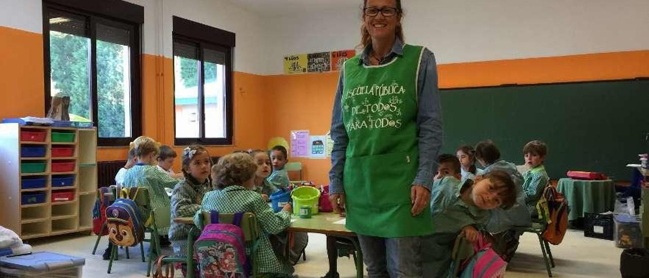 Susana de Iscar, en una clase de Infantil en el colegio L&#039;Ablanu de Infiesto.