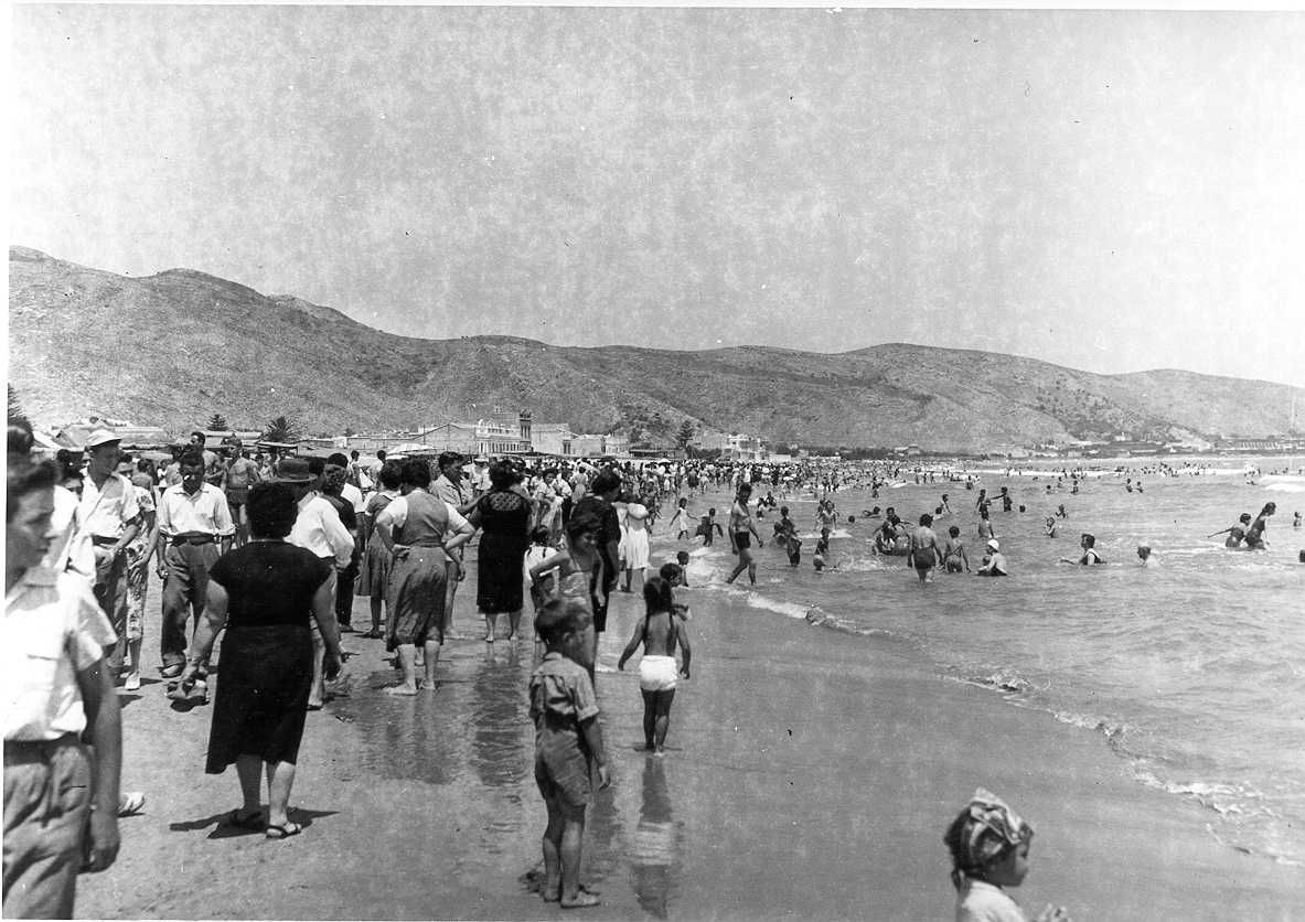 La playa comienza a atiborrarse de gente.jpg