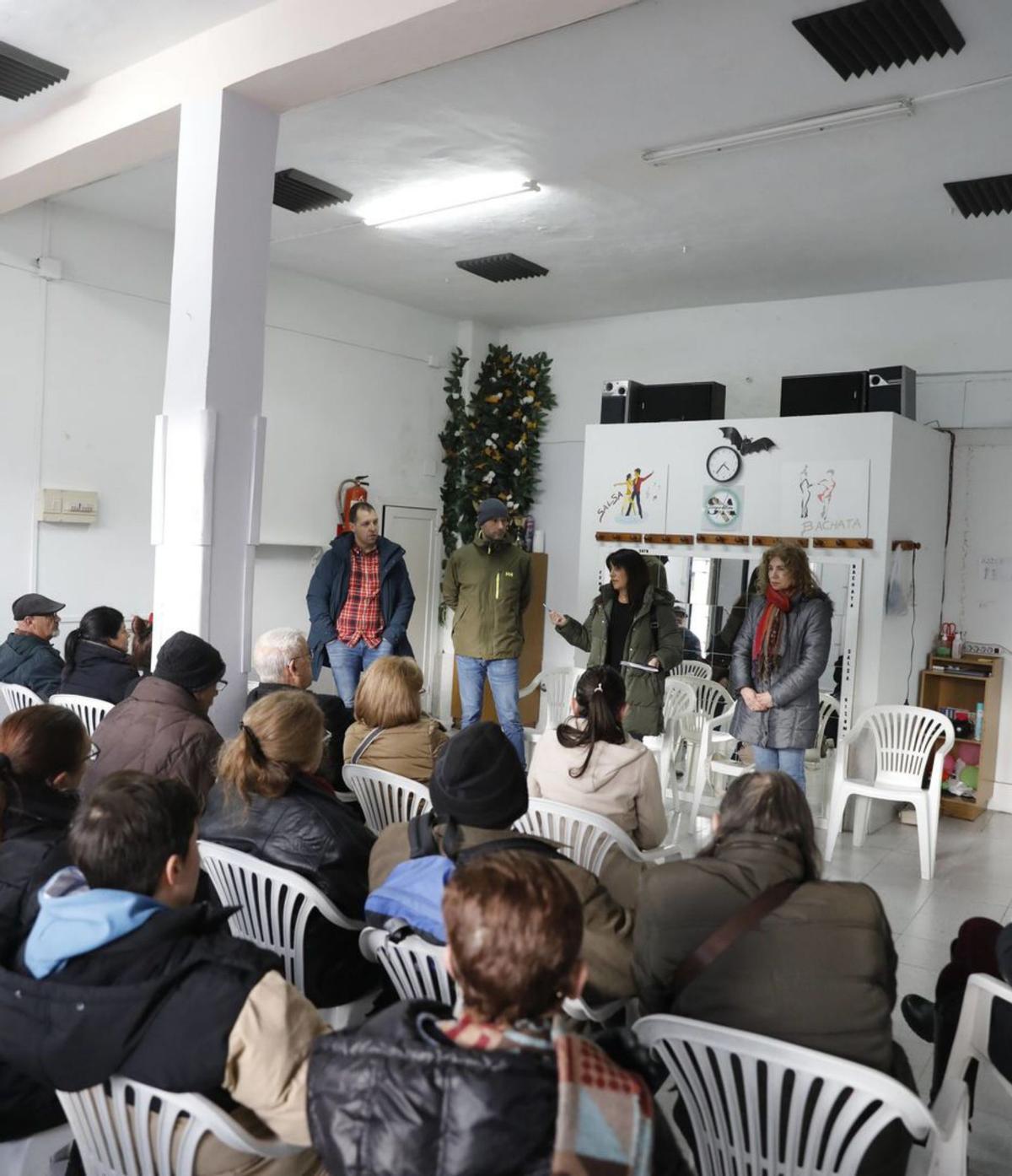 Reunión de vecinos del Puente afectados por las expropiaciones. | FERNANDO RODRÍGUEZ