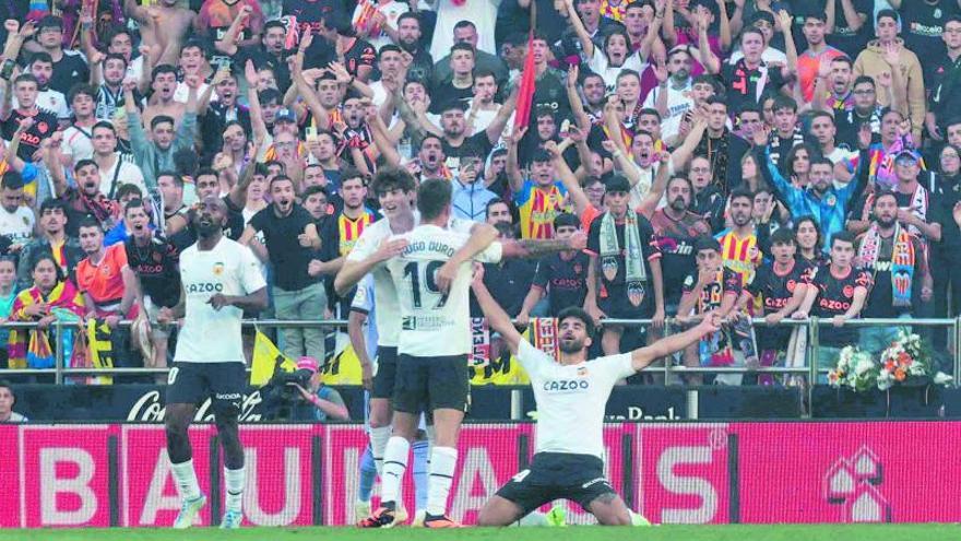 Los jugadores del Valenciacelebran el triunfo anteel Madrid.  j.m.lópez