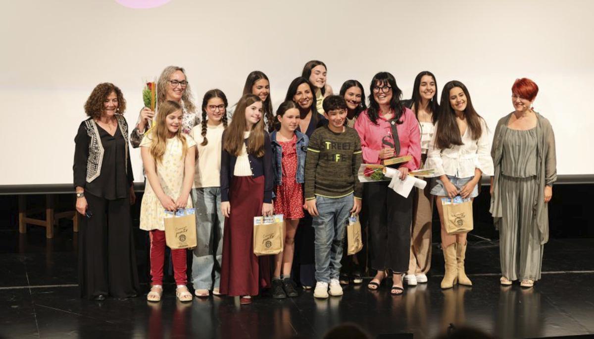 Los premiados del Grup de Teatre Júnior des Cubells.