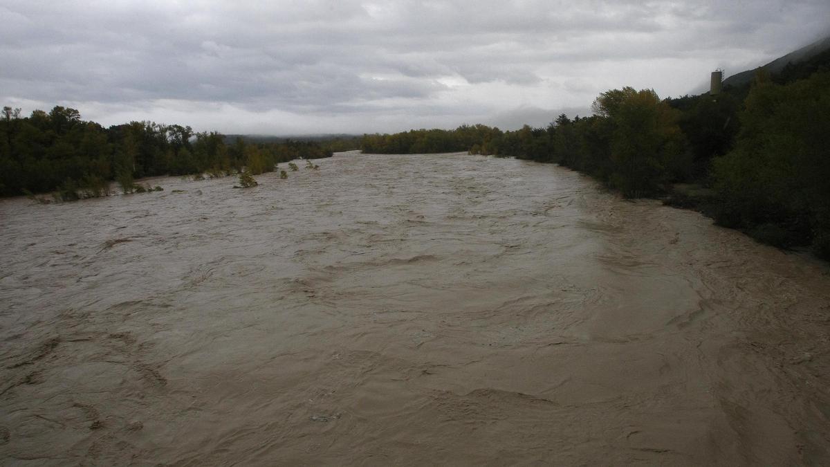 El río Aragón, durante las inundaciones de hace una década.