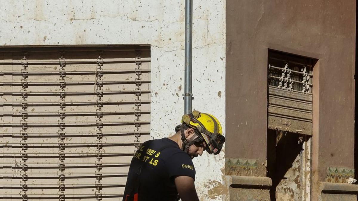 Un bombero limpiando en Paiporta.
