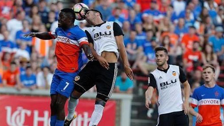 Javi Jiménez, disputa el balón con un jugador del Cincinnati.