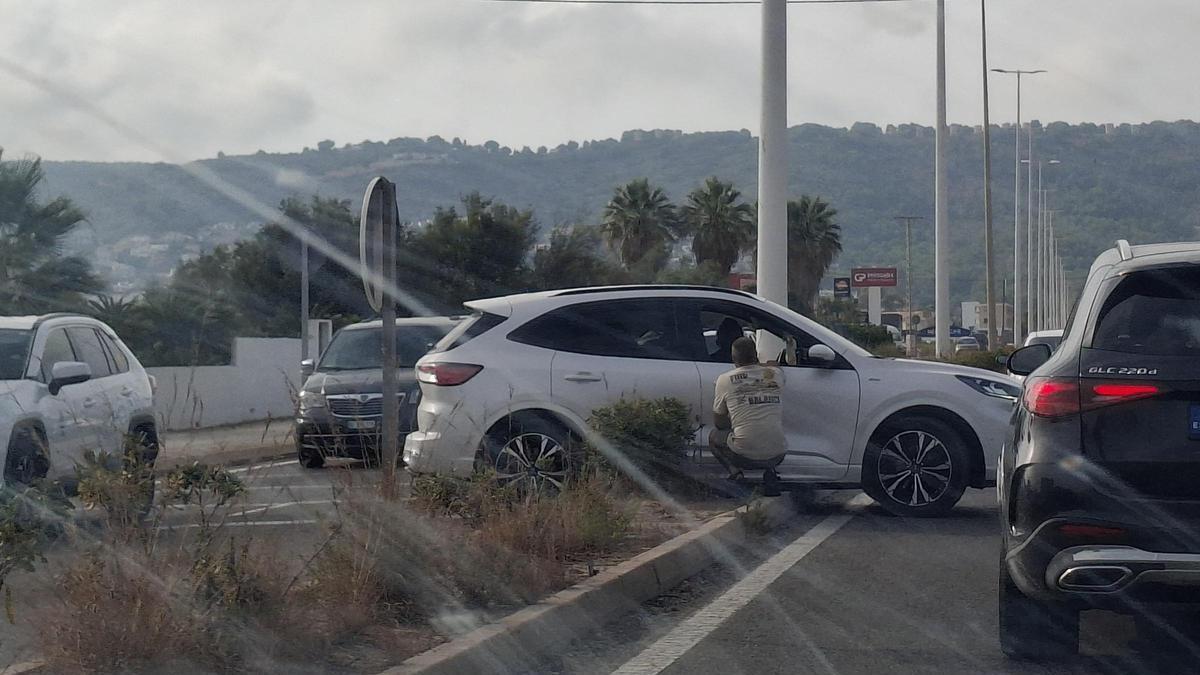 El coche atravesado y subido a la medianera de la carretera del Pla