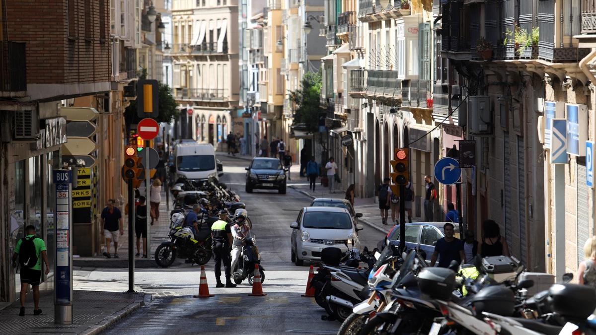 Tráfico en la calle Ollerías, en el Centro de Málaga.