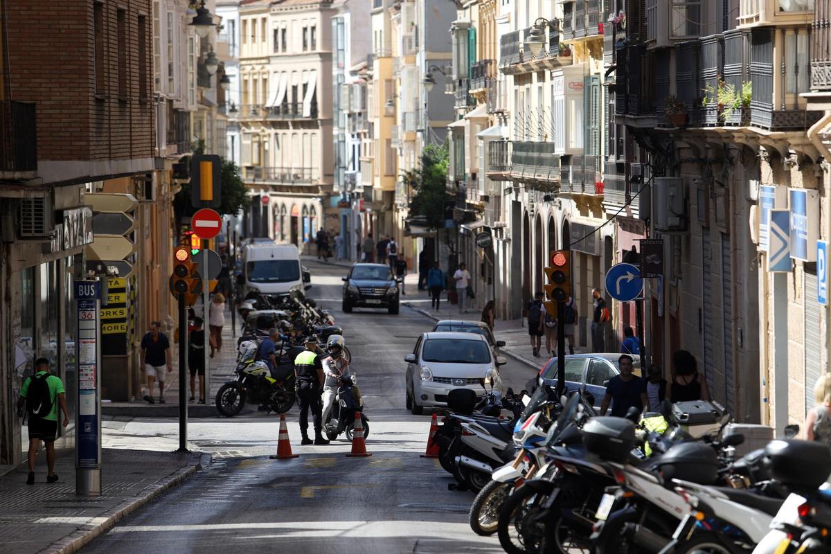 Tráfico en la calle Ollerías, en el Centro de Málaga.