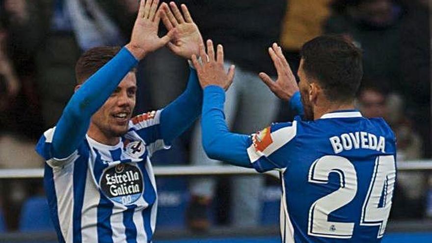 Javier Montero celebra con Eneko Bóveda el gol de Sabin Merino ante el Cádiz en Riazor.