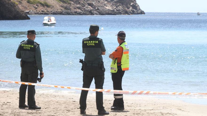 La Guardia Civil busca al pescador desaparecido.