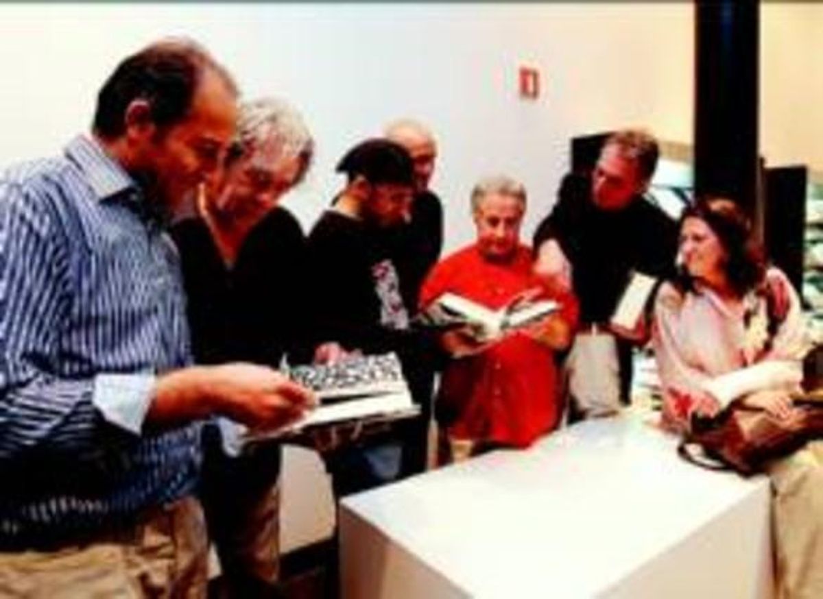 D’esquerra a dreta, els artistes Gani Mirzo, Paco Ibáñez, Mohamed Soulimane, Mohamed Ayoub, Joan Font, Frederic Amat i Rosa Zaragoza, ahir, a la Fundació Círculo de Lectores. D’esquerra a dreta, els artistes Gani Mirzo, Paco Ibáñez, Mohamed Soulimane, Mohamed Ayoub, Joan Font, Frederic Amat i Rosa Zaragoza, ahir, a la Fundació Círculo de Lectores.