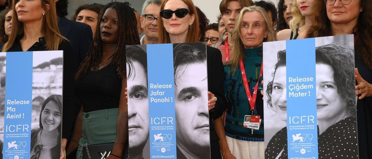 Miembros del jurado de la Mostra y cineastas protagonizan en Venecia un acto de apoyo a Panahi y otros directores represaliados.