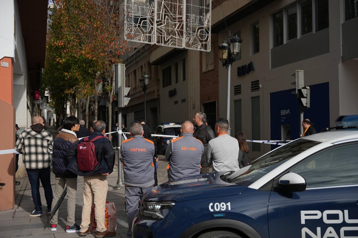 Fotogalería | Exterior del edificio de la Diputación de Badajoz, desalojado por un aviso de bomba