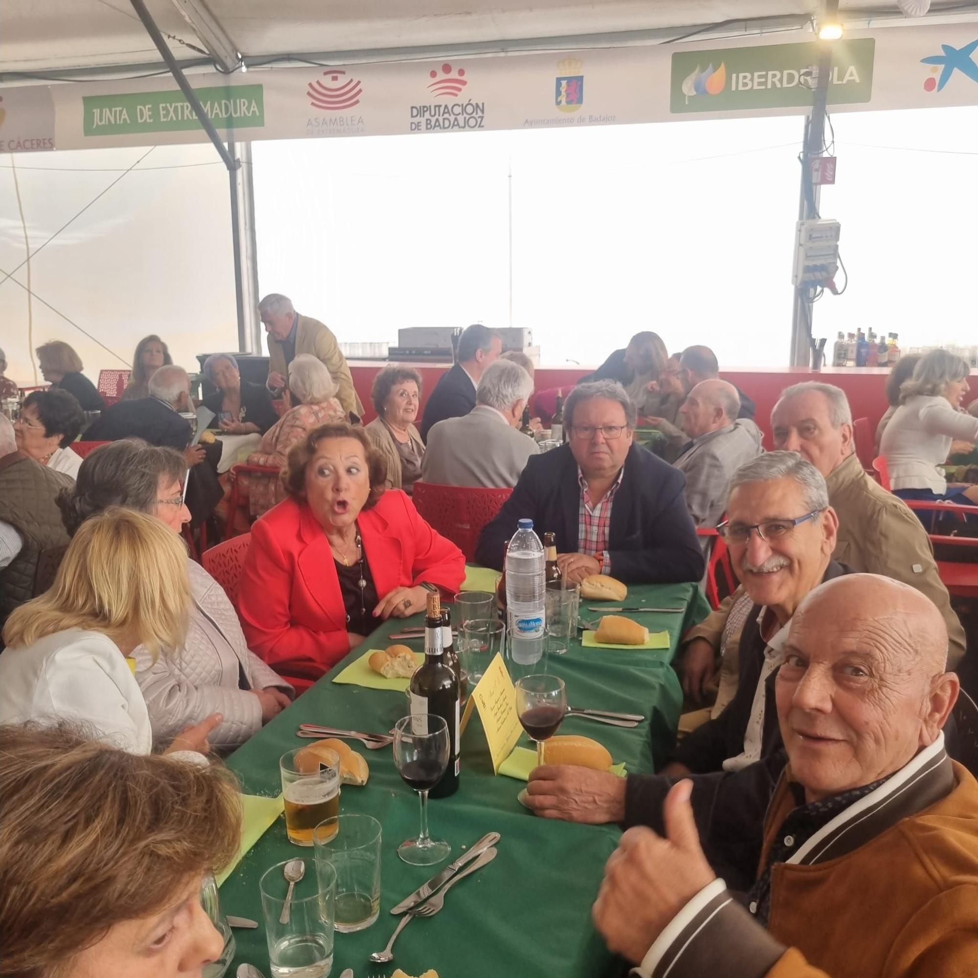 FOTOGALERÍA | Ambiente en las comidas en la caseta en homenaje al centenario de El Periódico Extremadura