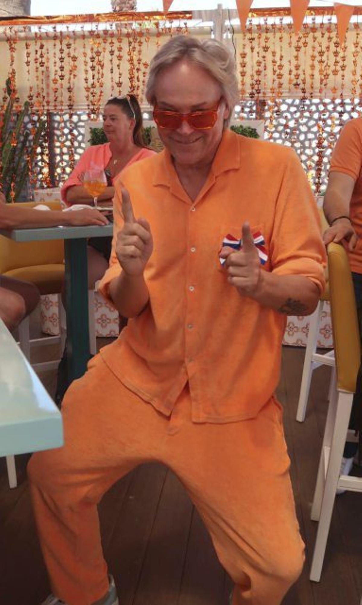 Fiesta naranja en la playa