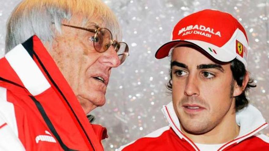 Ecclestone charla con Alonso en la concentración invernal de Ferrari de 2011.