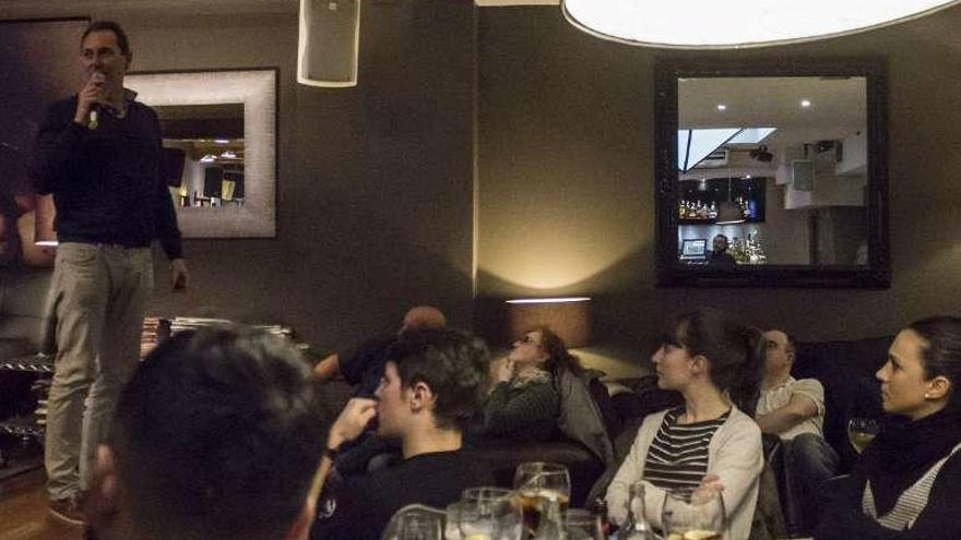 Un ponente durante una charla celebrada en Oviedo.