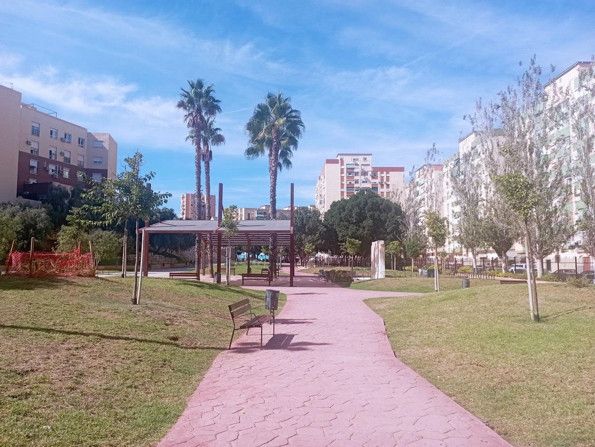 El parque, con la gran pérgola al fondo.