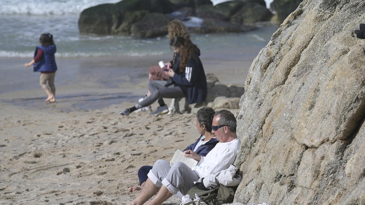 Archivo - Varias personas disfrutan de un día de primavera anticipada con temperaturas de  20ºC de máxima y 11ºC de mínima en la playa del Orzán en A Coruña, Galicia (España), a 16 de febrero de 2021.